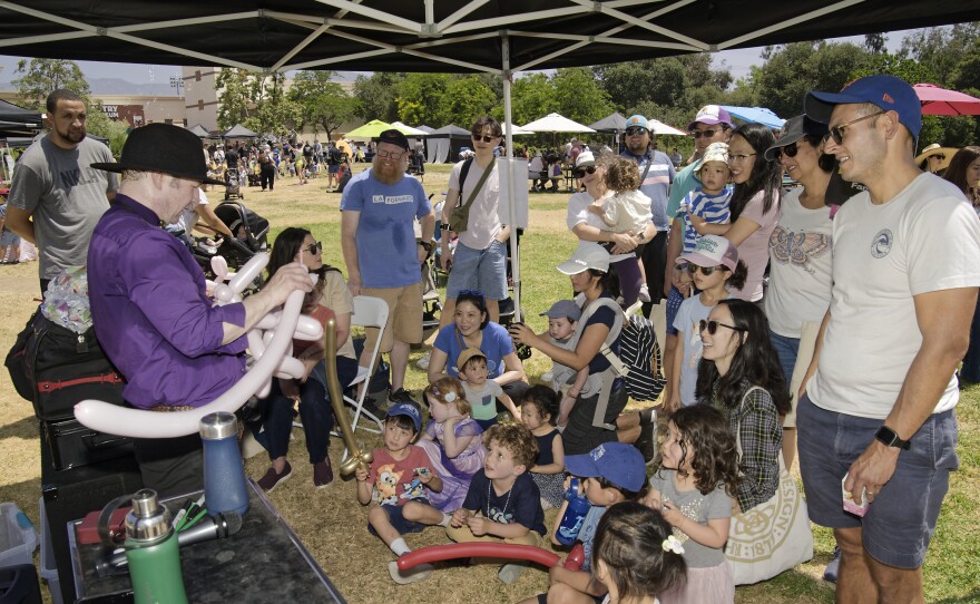 Magic Napoleon entertaining a crowd with balloon art