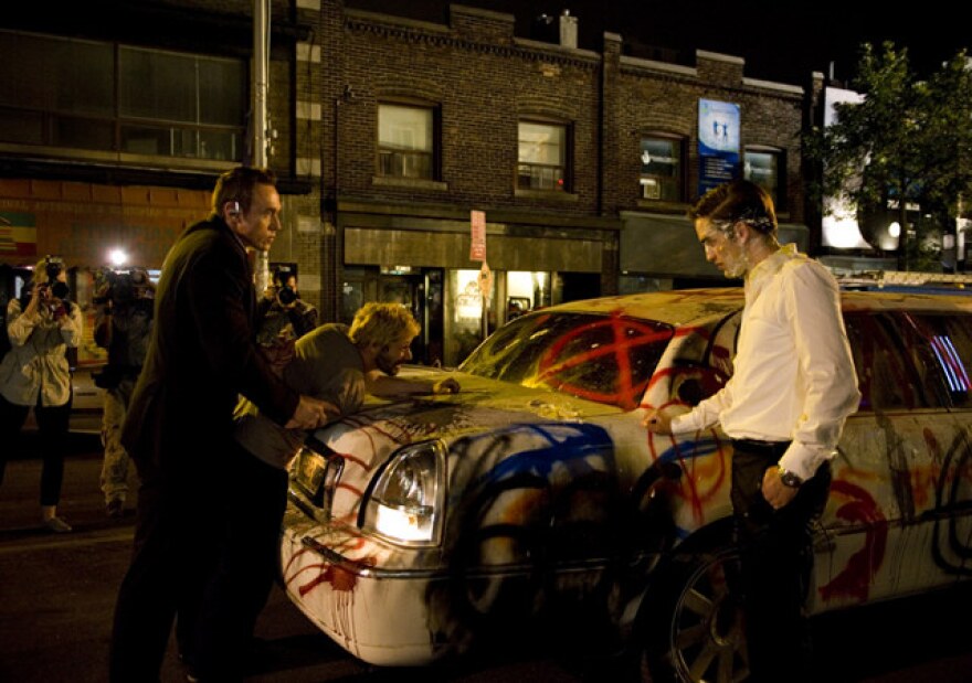 cosmopolis-robert-pattinson-limo-grafitti.jpg