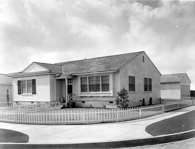 On the first day of sales in Lakewood in 1950, 25,000 people lined up to have a look. At the end of the first month, more than 200,000 people had flocked to the sales office, and more than 1,000 families had purchased homes. As many as 50 houses a day were sold, with a record 107 sold in one hour. 