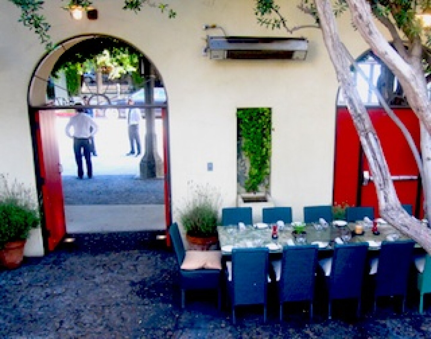 courtyard-bastide.jpg