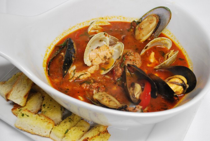 Dinner at the Bottle Inn in Hermosa Beach (via bottleinnhermosa.com)