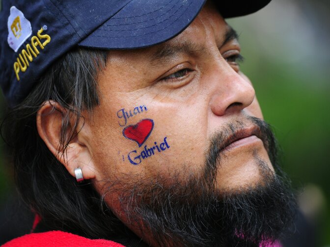 A fan waits for the ashes of Mexican singer-songwriter Juan Gabriel to arrive at the Fine Arts Palace in Mexico City on September 5, 2016.