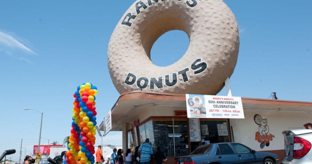 Los Angeles pastry icon Randy's Donuts celebrates 60 years in Inglewood ...