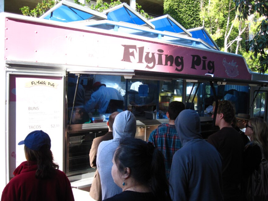 flyingpigtruck.jpg