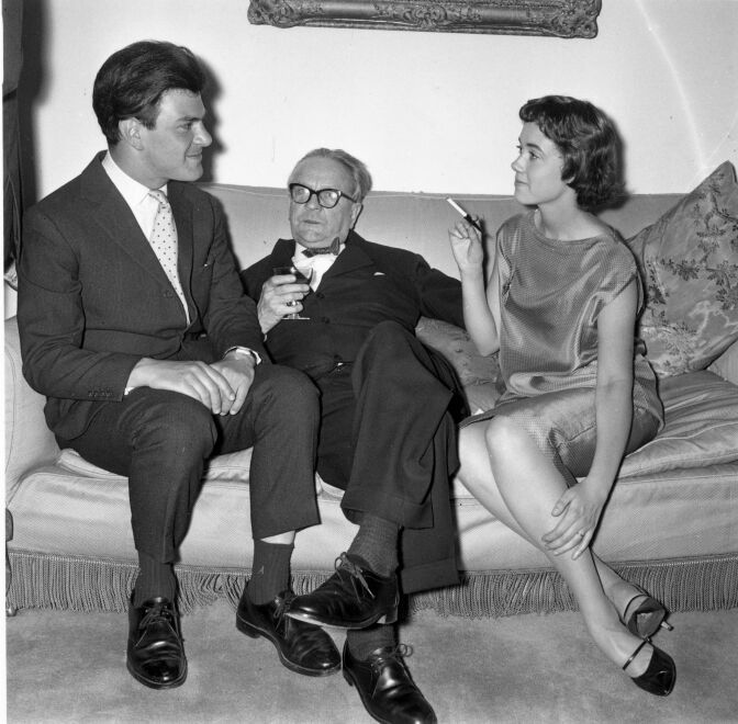American thriller writer Raymond Chandler (1888 - 1959), center, at a party in Portman Square, London on June 24, 1958. On either side of him are publisher Anthony Blond (1928 - 2008) and Blond's wife Charlotte.