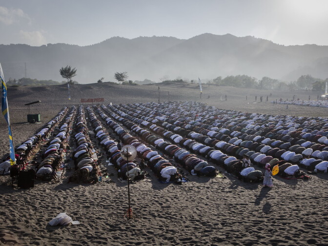 YOGYAKARTA, INDONESIA - JUNE 25:  Indonesian Muslims perform Eid Al-Fitr prayer on 'sea of sands' at Parangkusumo beach on June 25, 2017 in Yogyakarta, Indonesia. Eid Al-Fitr marks the end of Ramadan, during which Muslims in countries around the world spend time with family, offer gifts and often give to charity.  (Photo by Ulet Ifansasti/Getty Images)