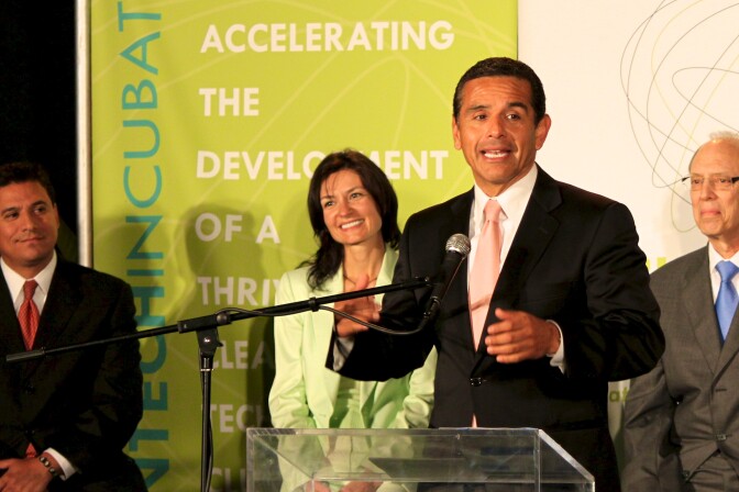 Mayor Villaraigosa praises the new Los Angeles Cleantech Incubator.