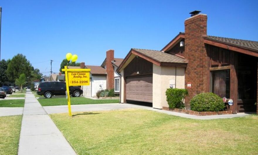A suburban tract home for sale in the predominantly Latino middle class enclave of north Downey, Calif., September 2010.  The National Association of Realtors Monday says its seasonally adjusted index for pending home sales dropped 4.3 percent to 101.7 in December. That's still 6.9 percent higher than it was a year ago. The decline signals that sales of previously occupied homes may drop in the coming months. There's generally a one- to two-month lag between a signed contract and a completed sale.
