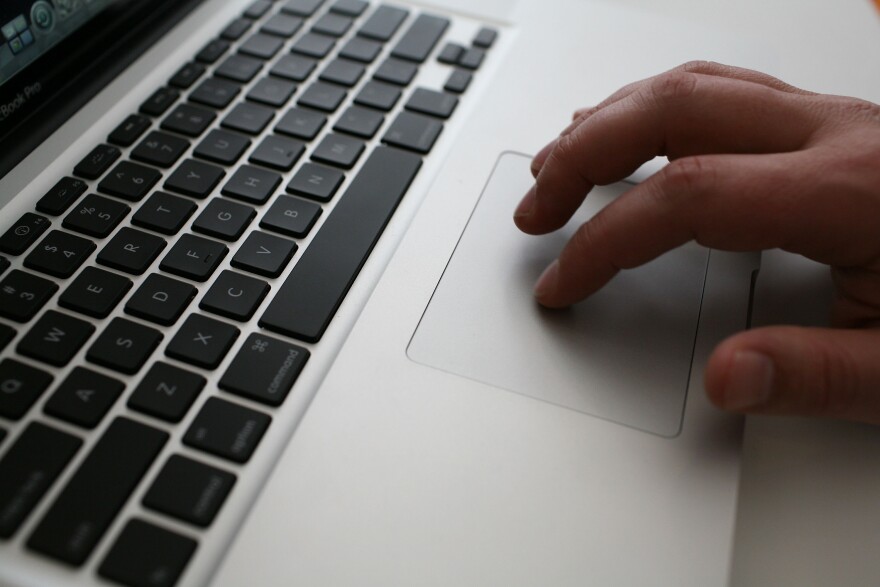CUPERTINO, CA - OCTOBER 14:  A member of the press inspects the new trrackpad on a MacBook Pro laptop after a special announcement event at Apple Headquarters October 14, 2008 in Cupertino, California. Apple CEO Steve Jobs announced a new line of MacBook and MacBook Pro laptop computers.  (Photo by Justin Sullivan/Getty Images)