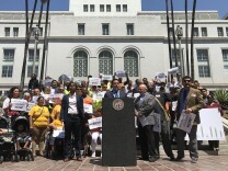 Councilmember José Huizar advocates for a linkage fee before the planning panel meeting he helmed. 