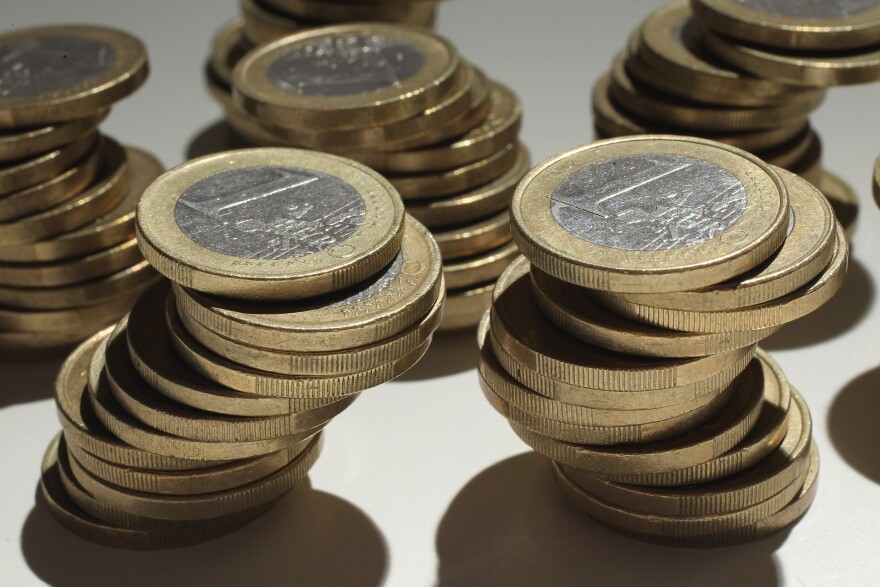 BERLIN, GERMANY - OCTOBER 06:  In this photo illustration precarious towers of one Euro coins stand on October 6, 2011 in Berlin, Germany. World finance leaders are scheduled to meet in Berlin today to discuss measures on how to counter the growing European debt crisis.  (Photo by Sean Gallup/Getty Images)