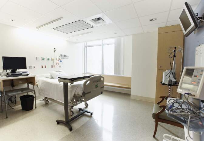 An empty hospital bed in a patient room. (Thomas Barwick/Getty Images)