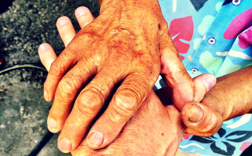 Guess which hand is an artist and which is a journalist