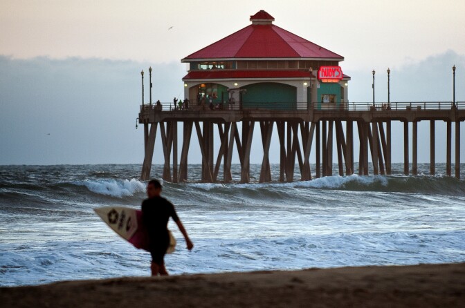 The Huntington Beach Pier is located near the fire pits that are free to beachgoers.