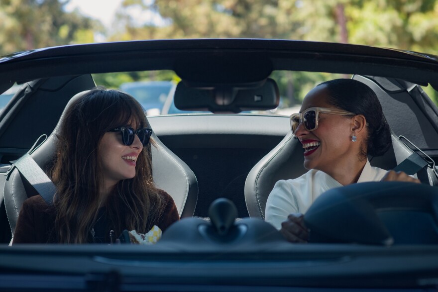 4145_D011_00076_RC
Dakota Johnson stars as Maggie Sherwoode and Tracee Ellis Ross as Grace Davis in THE HIGH NOTE, a Focus Features release.  
Credit: Glen Wilson / Focus Features
