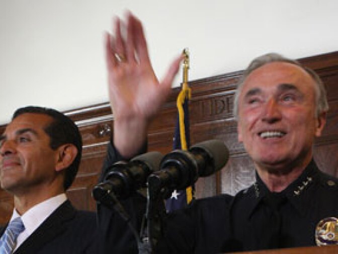 As Los Angeles mayor Antonio Villaraigosa (L) looks on, Chief of the Los Angeles Police Department Bill Bratton announces that he will resign from the department to head of a private security firm on August 5, 2009 in Los Angeles, California.