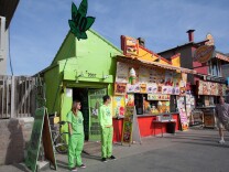 Jenny Mulvaney, Venice and Chad Gray, Venice outside of The Green Doctors, Venice Beach.