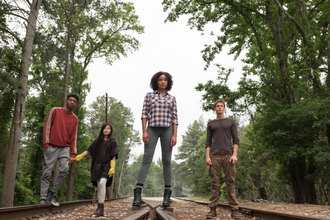 DF-16611 - L-R: Chubs (SKYLAN BROOKS), Zu (MIYA CECH), Ruby (AMANDLA STENBERG) and Liam (HARRIS DICKINSON) in Twentieth Century Fox’s THE DARKEST MINDS. Photo credit: Daniel McFadden.