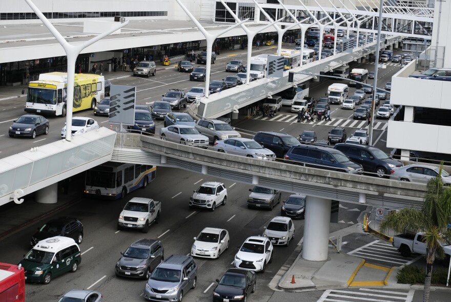 Traffic is congested at the Los Angeles International Airport, California on December 22, 2016. / AFP / RINGO CHIU        (Photo credit should read RINGO CHIU/AFP/Getty Images)
