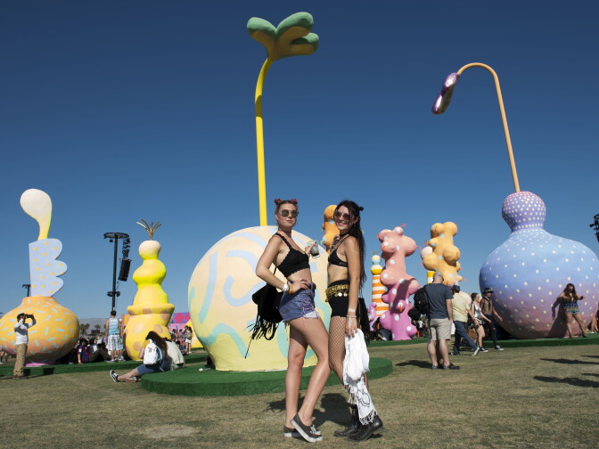 Music fans attend the Coachella Valley Music And Arts Festival on April 15, 2017 in Indio, California. / AFP PHOTO / VALERIE MACON        (Photo credit should read VALERIE MACON/AFP/Getty Images)
