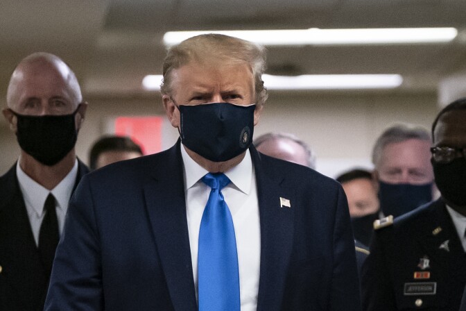 US President Donald Trump wears a mask as he visits Walter Reed National Military Medical Center in Bethesda, Maryland' on July 11, 2020. (Photo by ALEX EDELMAN / AFP) (Photo by ALEX EDELMAN/AFP via Getty Images)