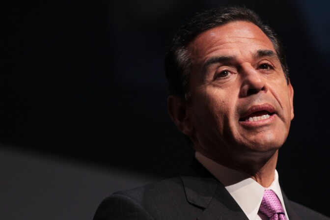 Los Angeles Mayor Antonio Villaraigosa speaks at the launch of the unaffiliated political organization known as No Labels December 13, 2010 at Columbia University in New York City.