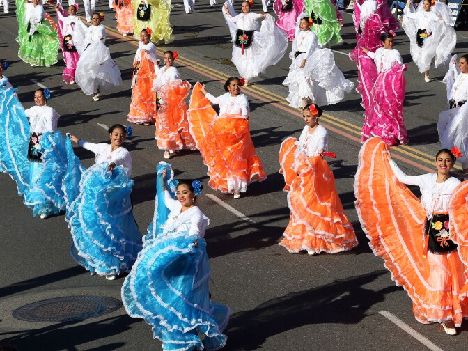 PASADENA, CA - JANUARY 01: The Mexico Marching Band marches on the parade route during the 126th Rose Parade Presented by Honda on January 1, 2015 in Pasadena, California.  (Photo by Frederick M. Brown/Getty Images)