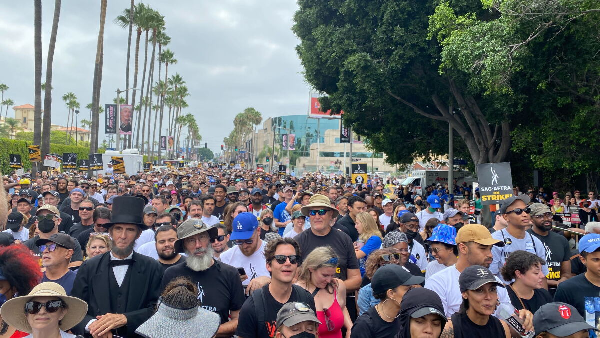 SAG Picketers March From Netflix to Paramount - Vimarsana News