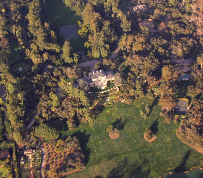 Oprah's estate, from the window of a small plane, located in Montecito, California.
View from SSW. January 6, 2009.