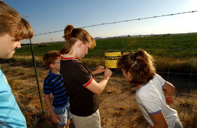  Krystal Park, 13, reads a small sign across the street from her house warning of 'nonpotable water', which in fact contains hexavalent chromium, July 19, 2001 in the Mojave Desert town of Hinkley, CA, west of Barstow. Pacific Gas & Electric polluted the water with toxic hexavalent chromium for three decades. Health officials are now testing the area for airborne chromium pollution. Health officials are now testing the area for airborne chromium pollution. The community''s pollution struggle inspired the movie 'Erin Brockovich.'