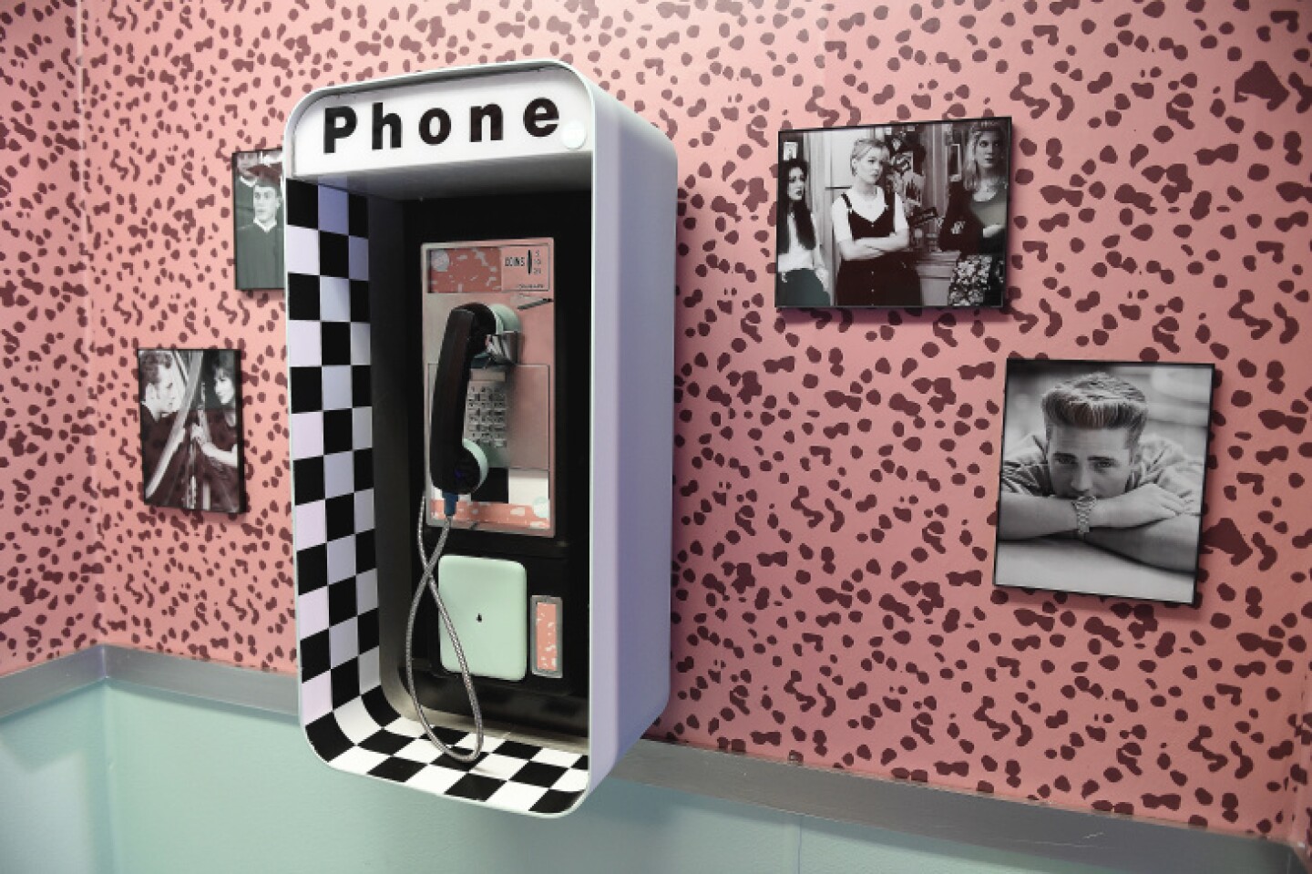 Beverly Hills S Peach Pit Diner Pop Up Is Back For Your 90s Nostalgia Needs Laist Beverly Hills S Peach Pit Diner Pop Up Is Back For Your 90s Nostalgia Needs Laist