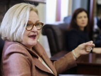 Sen. Claire McCaskill (D-MO) (L) at a briefing with reporters at the U.S. Capitol February 6, 2014 in Washington, DC. 