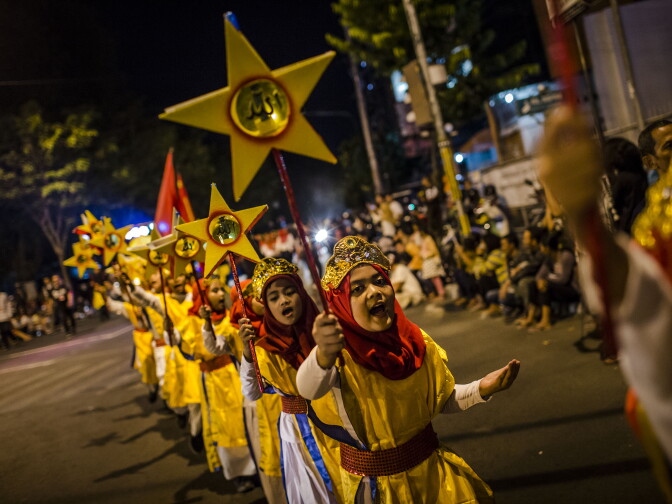 YOGYAKARTA, INDONESIA - JUNE 24:  Indonesian Muslim children parade on the streets as Muslims celebrate Eid Al-Fitr on June 24, 2017 in Yogyakarta, Indonesia. Eid Al-Fitr marks the end of Ramadan, during which Muslims in countries around the world spend time with family, offer gifts and often give to charity.  (Photo by Ulet Ifansasti/Getty Images)