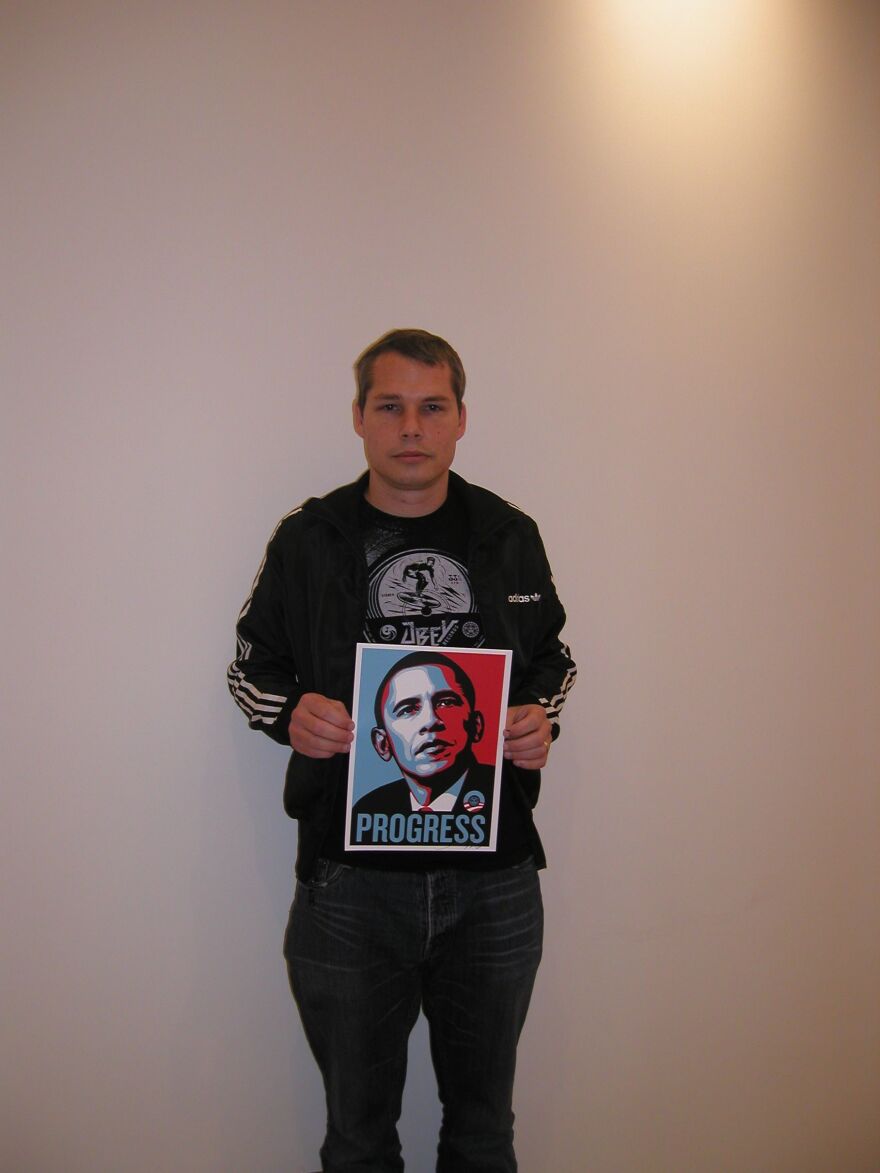 Shepard Fairey holding a letter sent by Barack Obama, thanking him for the portrait.