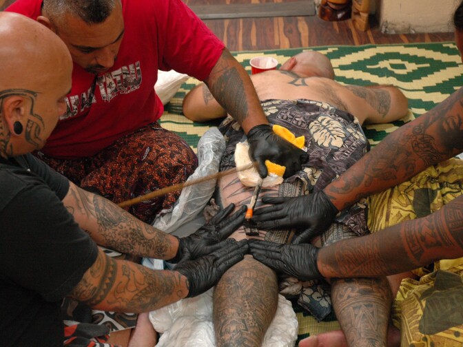The pe'a — the men's version of Samoan tatau — goes from the mid-back all the way down to the knees it covers much of the body in blocks of black ink and complex linear designs.