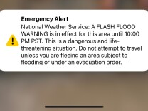 An emergency alert on a smart phone warns A FLASH FOOD WARNING is in effect until 10 p.m.