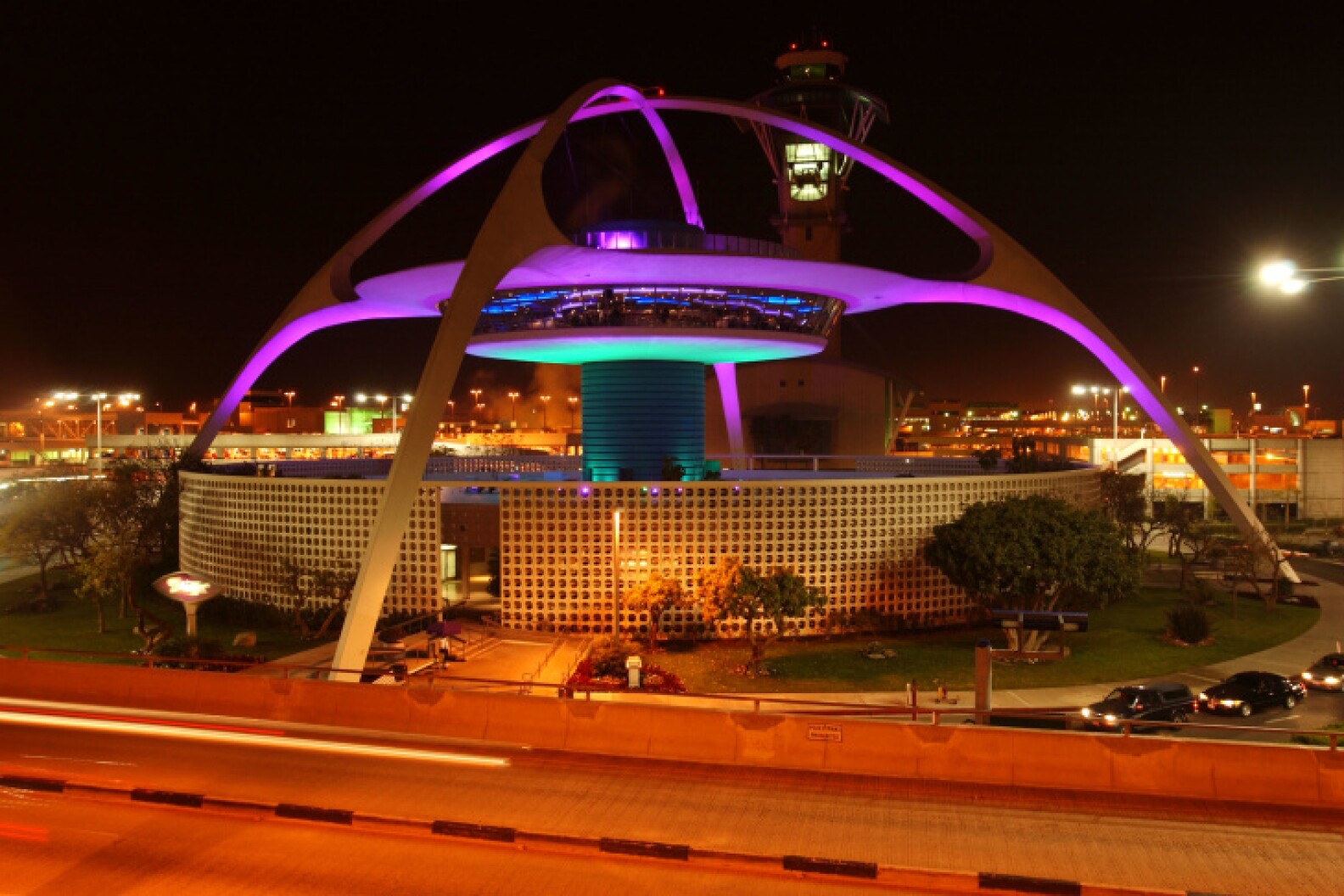 Dear LAist What's Up With The Circular Restaurant At LAX? LAist