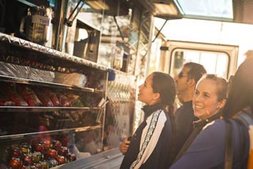 food-truck-customers.jpg