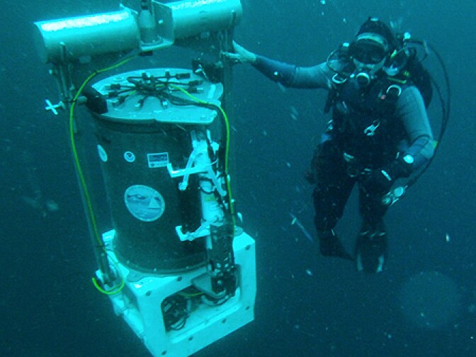 A diver prepares an Environmental Sample Processor to monitor harmful algal blooms. Two of these “biochemistry labs in a can” helped scientists monitor a major bloom of toxic algae in Monterey Bay during May 2015.