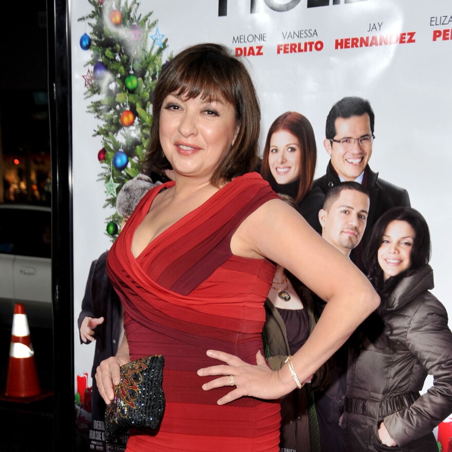 Actress Elizabeth Peña arrives at the Hollywood premiere of <em>Nothing Like the Holidays</em> in 2008.