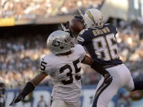 SAN DIEGO, CA - DECEMBER 22:  Vincent Brown #86 of the San Diego Chargers goes up for the ball against Chimdi Chekwa #35 of the Oakland Raiders on December 22, 2013 at Qualcomm Stadium in San Diego, California. (Photo by Donald Miralle/Getty Images)