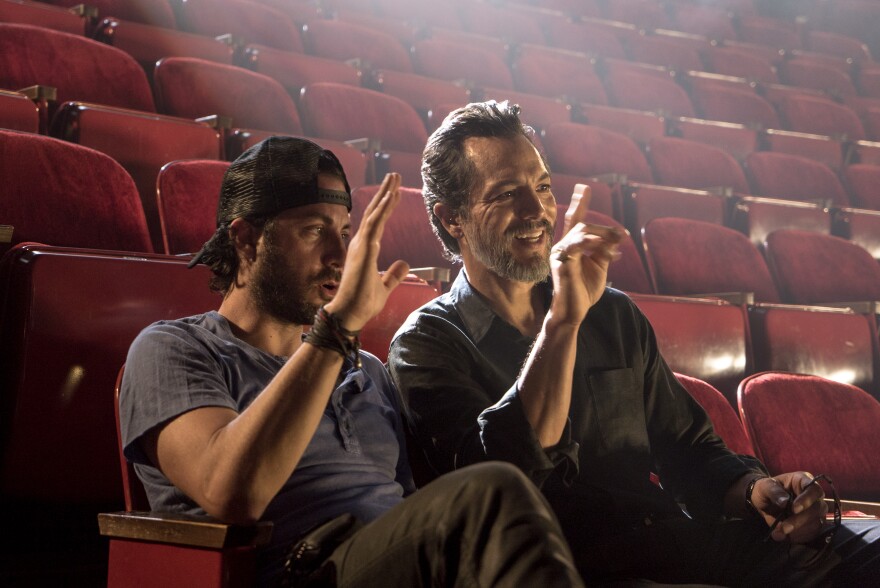 TI_FL_D002_DL_00278_R_CROP(l to r) Director Brad Furman and actor Benjamin Bratt behind the scenes on the set of THE INFILTRATOR, a Broad Green Pictures release.Credit: David Lee / Broad Green Pictures