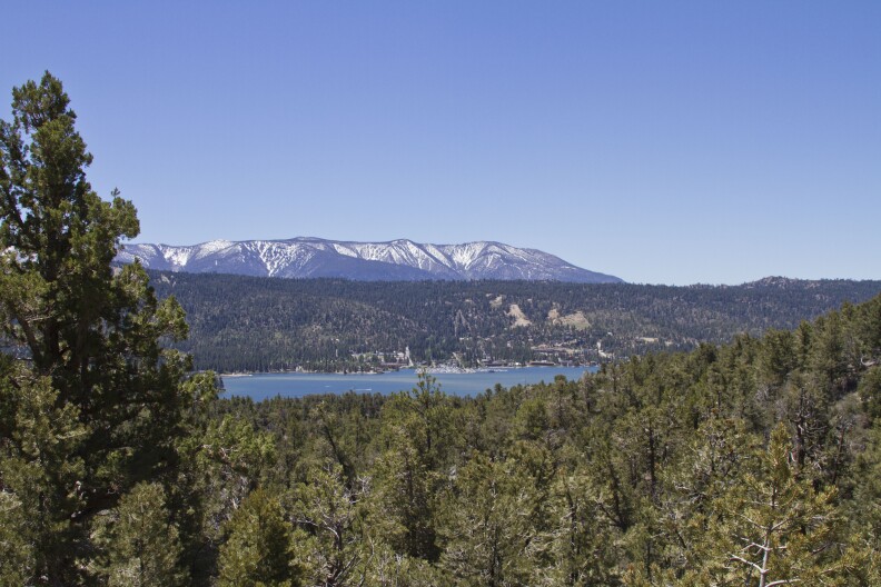 Authorities say a plane has crashed in the Big Bear area of the mountains east of Los Angeles, injuring 3 people Thursday. 