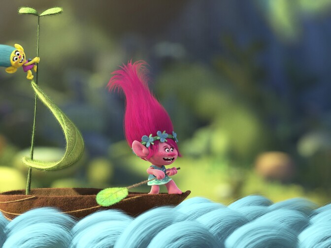 TRL_sq200_s75.pub2.180_f180_4K_final_RGB_FIN – From left: Smidge, the teeny tiny Troll with a shockingly deep baritone voice (voiced by co-director Walt Dohrn) sings along with Troll princess Poppy (voiced by Anna Kendrick) in DreamWorks Animation’s TROLLS. Photo Credit: DreamWorks Animation.