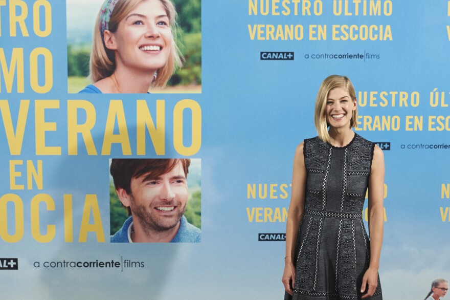 MADRID, SPAIN - APRIL 30:  Actress Rosamund Pike attends "What We Did On Our Holiday" (Nuestro Ultimo Verano En Escocia) photocall at the Intercontinental Hotel on April 30, 2015 in Madrid, Spain.  (Photo by Carlos Alvarez/Getty Images)