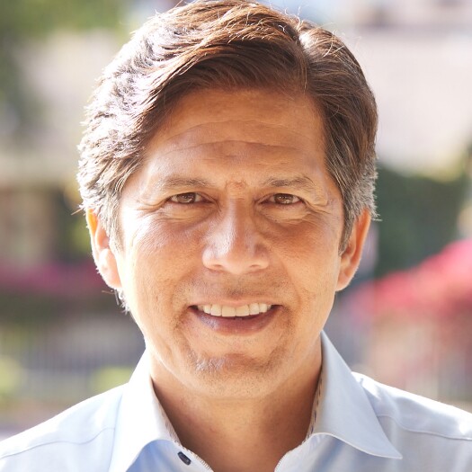 headshot of Kevin de León