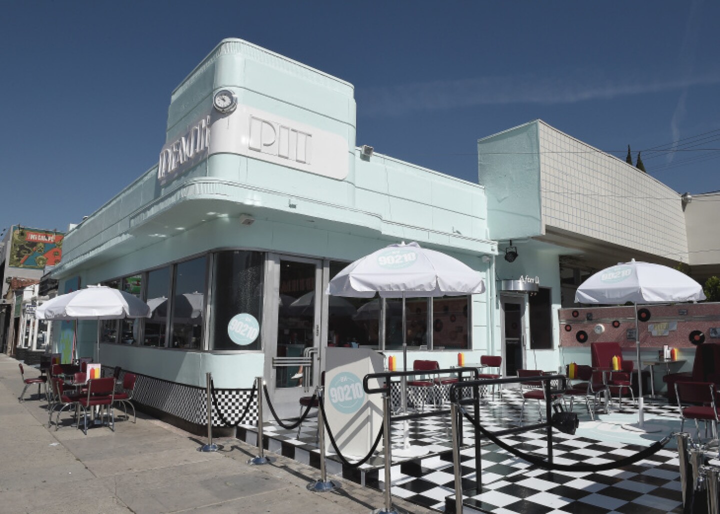 Beverly Hills S Peach Pit Diner Pop Up Is Back For Your 90s Nostalgia Needs Laist Beverly Hills S Peach Pit Diner Pop Up Is Back For Your 90s Nostalgia Needs Laist