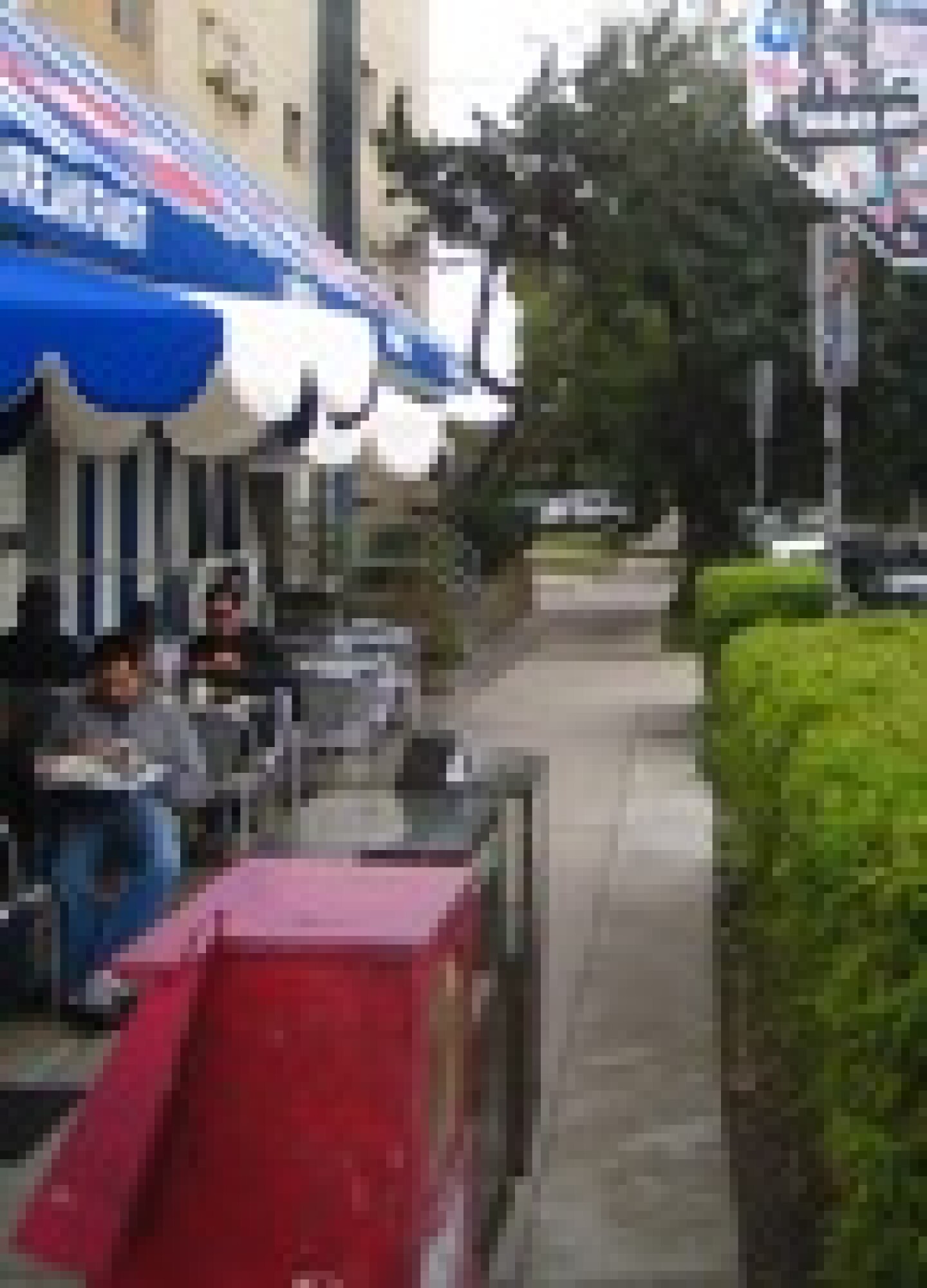 sidewalkdining.jpg