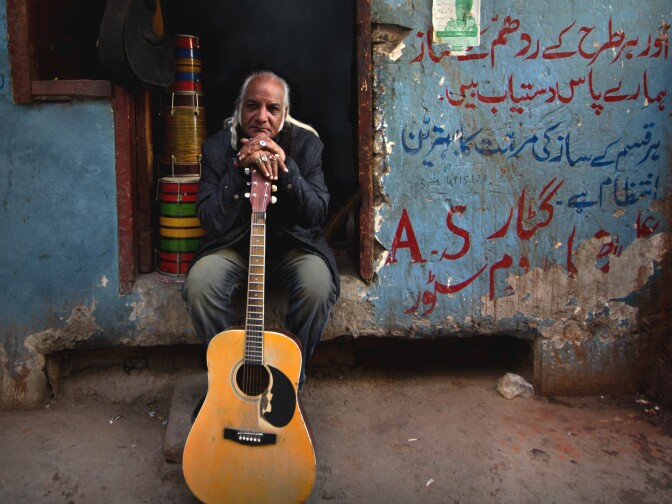 SOL_00148_R2_CROP
Asad Ali with his guitar on the streets of Lahore, Pakistan in Broad Green Pictures release, SONG OF LAHORE.
Credit: Mobeen Ansari / Broad Green Pictures
