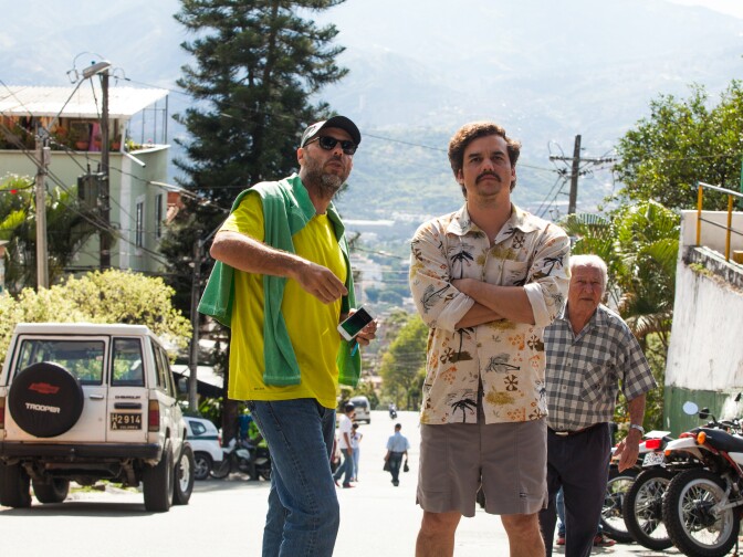 (L to R) Director José Padilha and star Wagner Moura on the set of NARCOS.
 NARCOS S01E01 "Descenso"